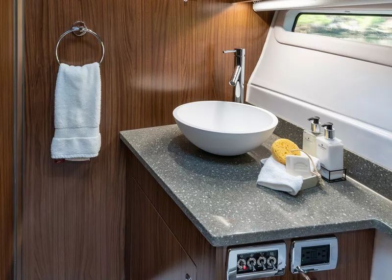 刷新美國運動艇巔峰 37尺創新佳作，廚衛設計與航海體驗的雙重革命